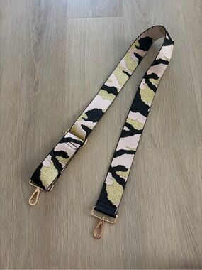 Ah Dorned Pink Camoflage Print Crossbody Bag Strap